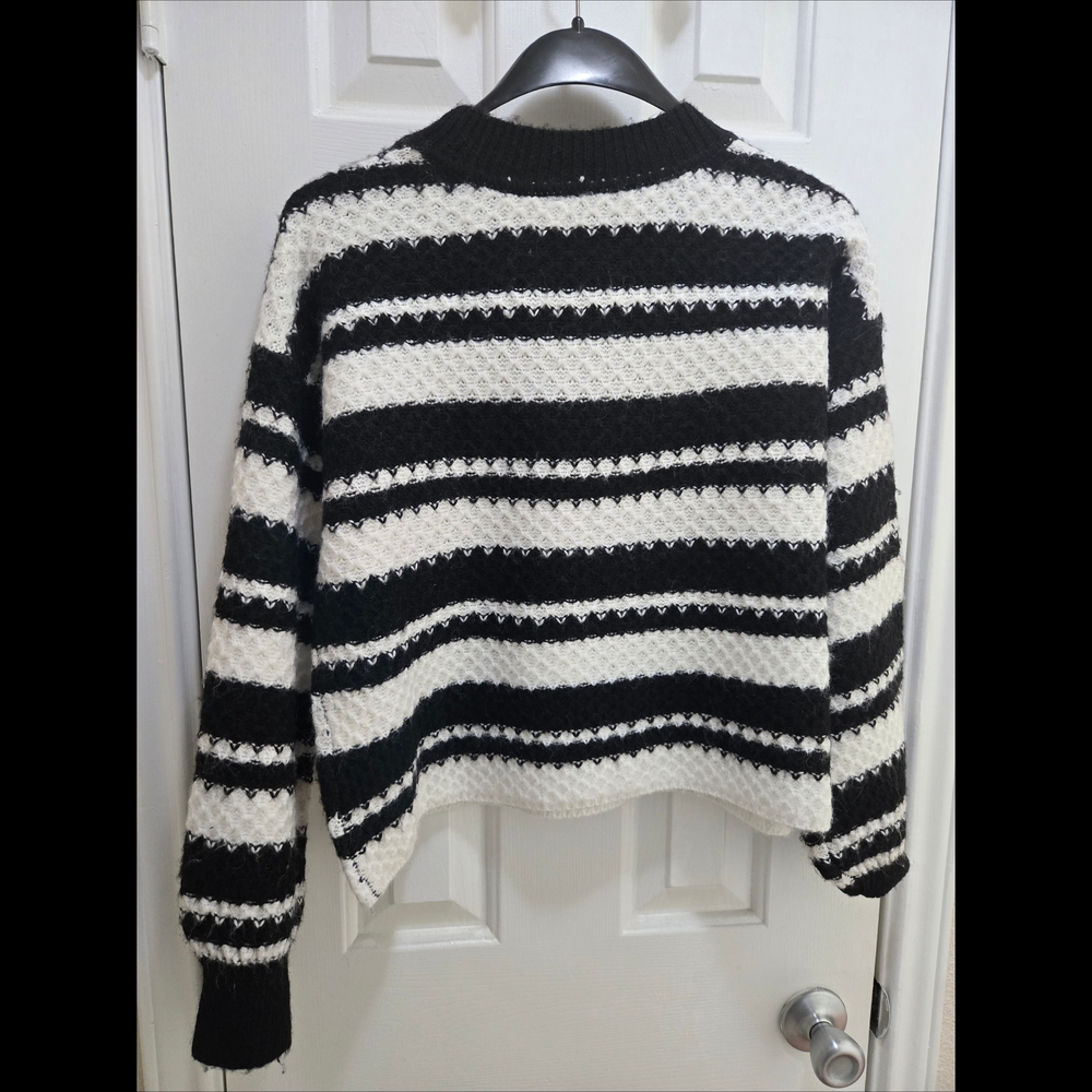 Jessica Simpson Striped Knit Cropped Crew Sweater Black White Size Medium NWOT - Picture 2 of 5